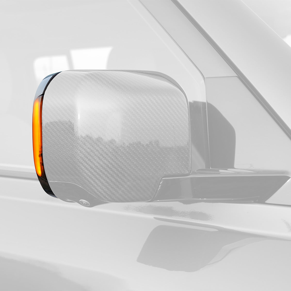 Land Rover Defender 90 with PLOMOR Dynamic Amber LED Side Mirror Indicator installed front view