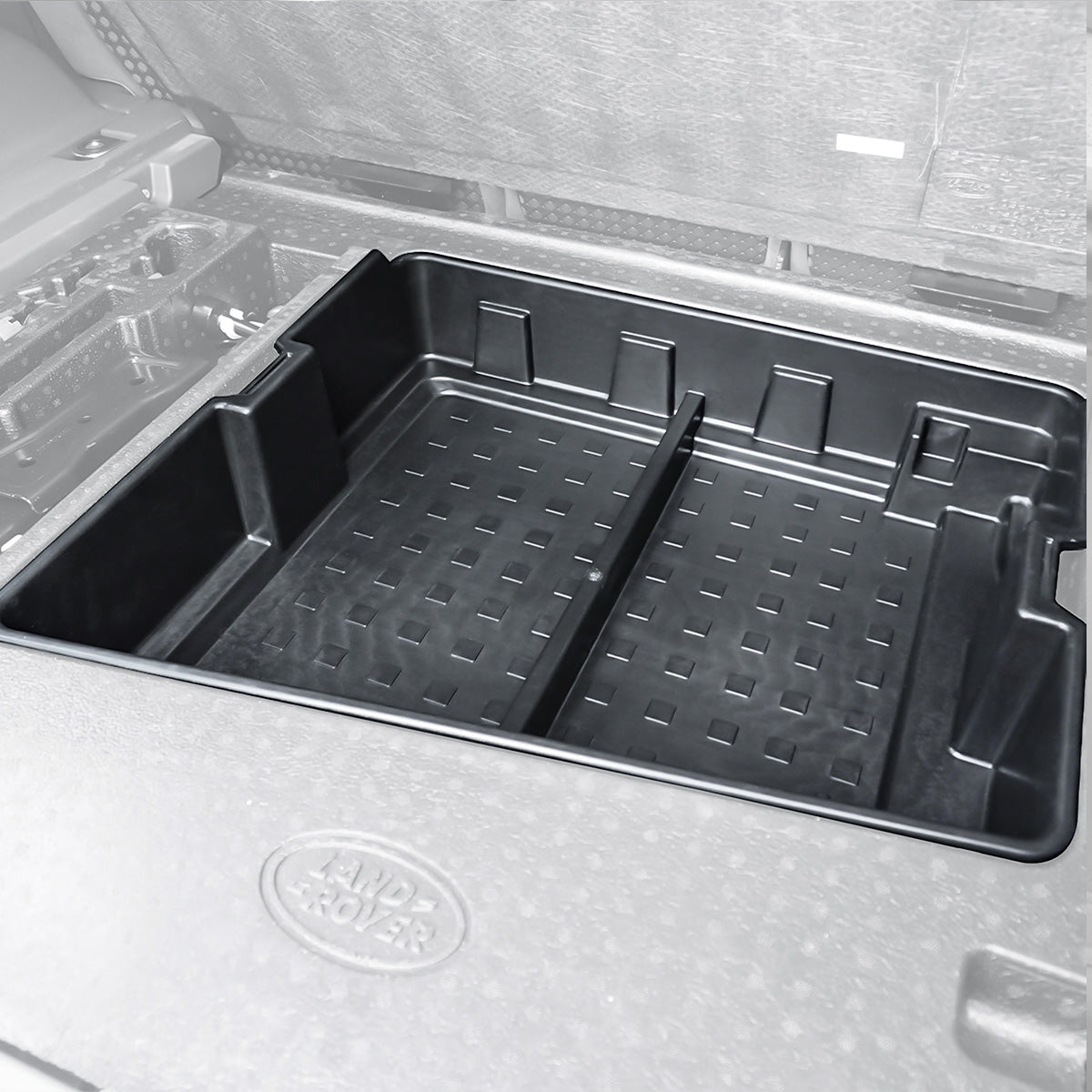 PLOMOR rear cargo box installed in Defender 90/110 L663