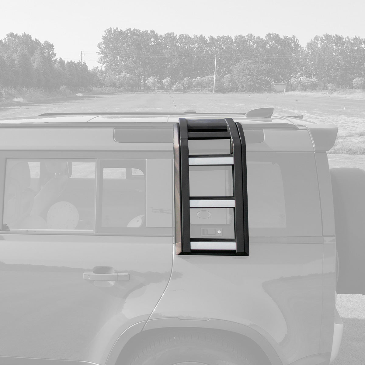 PLOMOR Side Ladder mounted on Defender 110 – ready for roof access