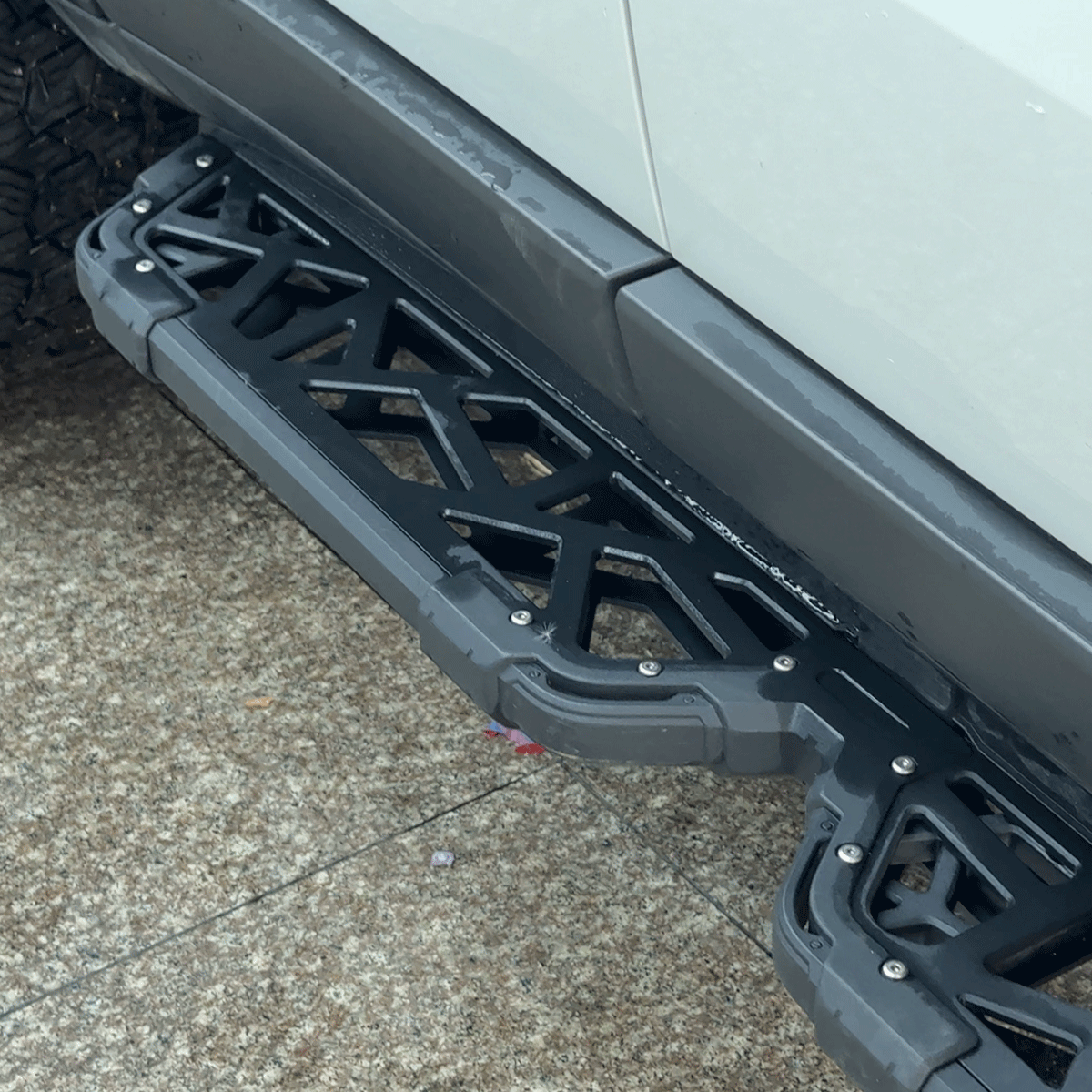 Side profile of Toyota Land Cruiser LC250 with heavy-duty side steps