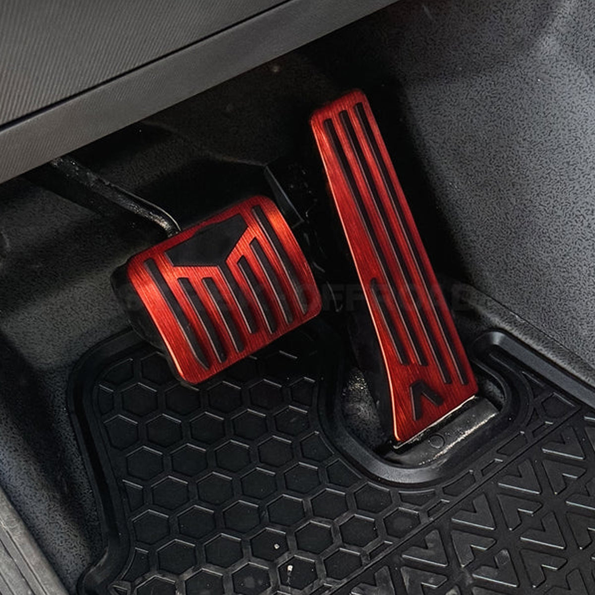 PLOMOR red anti-slip aluminum pedal covers installed in Land Rover