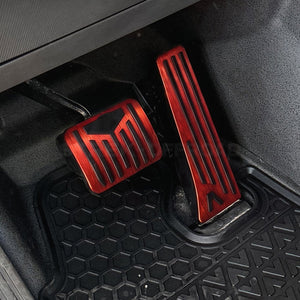 PLOMOR red anti-slip aluminum pedal covers installed in Land Rover