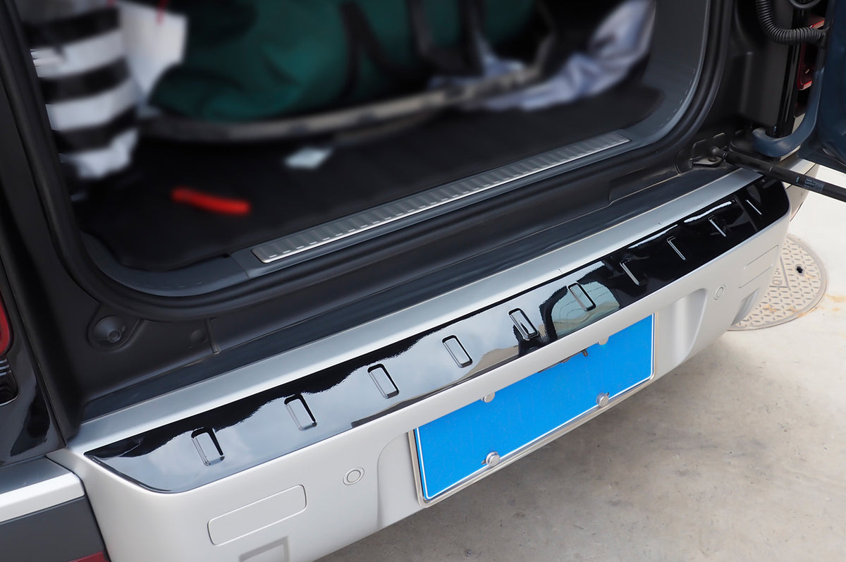 Tailgate Step Guard Cover - Land Rover Defender 90/110 Rear Tailgate Sill Guard – Black/Silver Aluminum