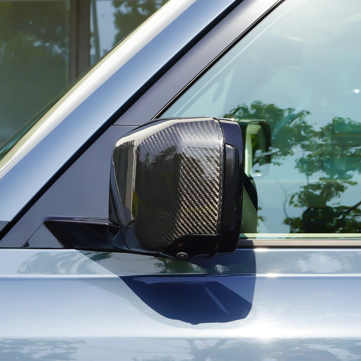 Full vehicle view of Land Rover Defender with PLOMOR Carbon Fiber Mirror Covers