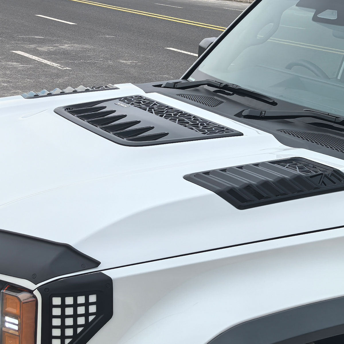 Hybrid aluminum and ABS off-road hood fitted on Toyota LC250, showing reinforced structure, OEM alignment, and primed finish for user painting.
