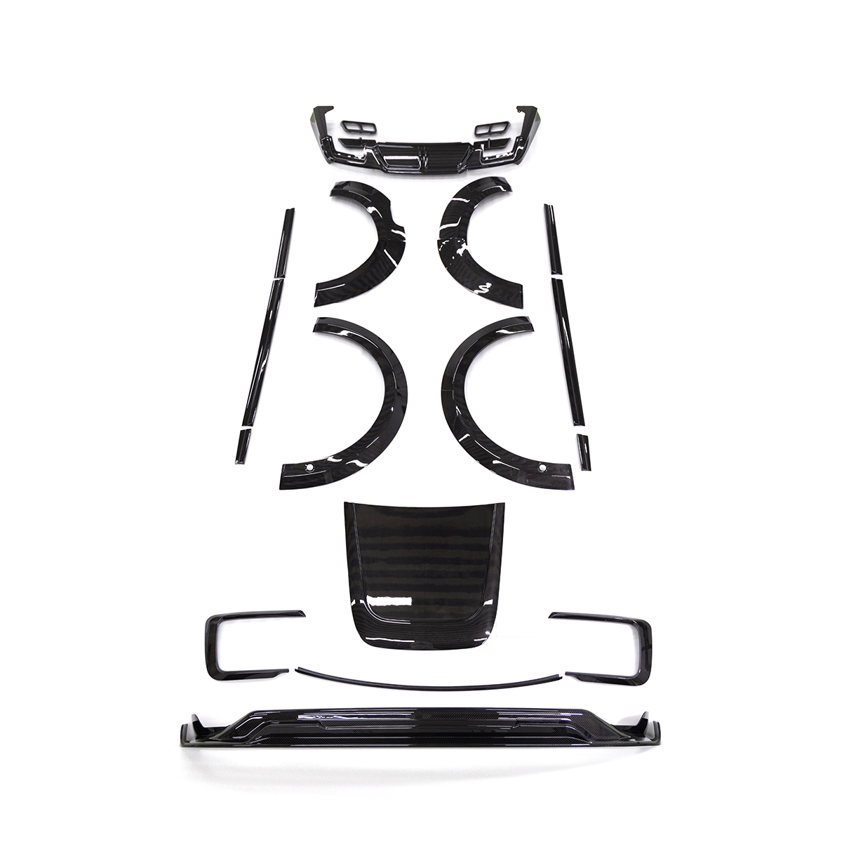 PLOMOR full dry carbon fibre exterior kit for Range Rover L460 (2023+), achieving a performance aesthetic with sculpted design and lightweight, high-rigidity construction.