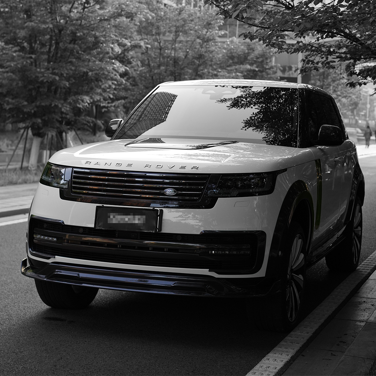 PLOMOR full dry carbon fibre body kit for Range Rover L460 (2023+), including front lip, fender flares, and rear diffuser, offering a lightweight, aggressive performance look.