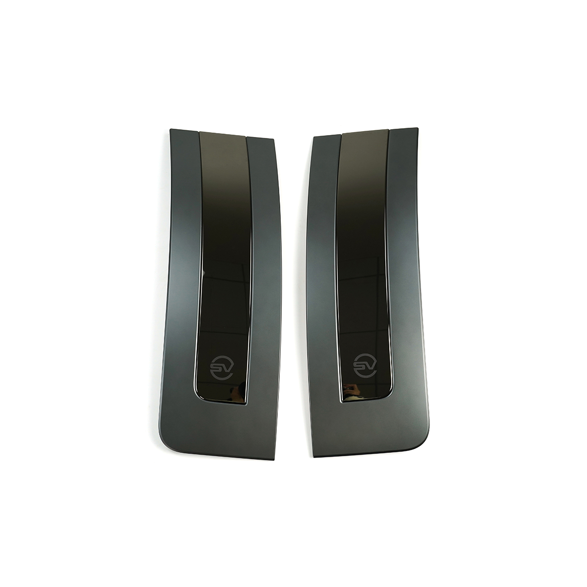 PLOMOR genuine dry carbon fibre side vents for Range Rover L460 (2023+), featuring the classic Black with Silver finish for an upscale, high-performance look.