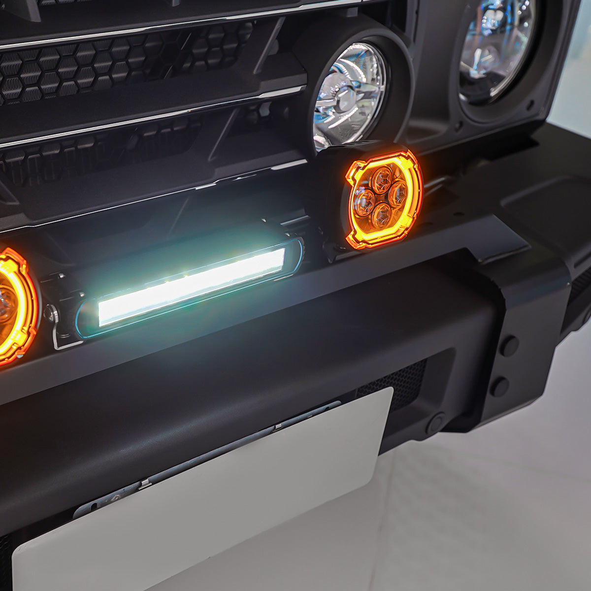 PLOMOR slimline LED light bar for Ineos Grenadier. Features durable aluminum housing and dual-mode white/amber illumination for auxiliary and signaling use.