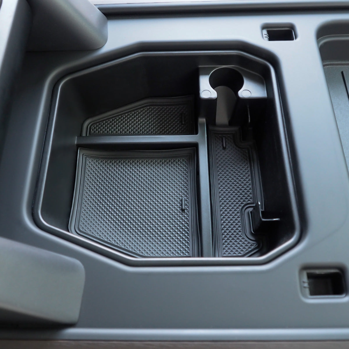 Defender 90/110 L663 with PLOMOR armrest storage box fitted