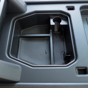 Defender 90/110 L663 with PLOMOR armrest storage box fitted