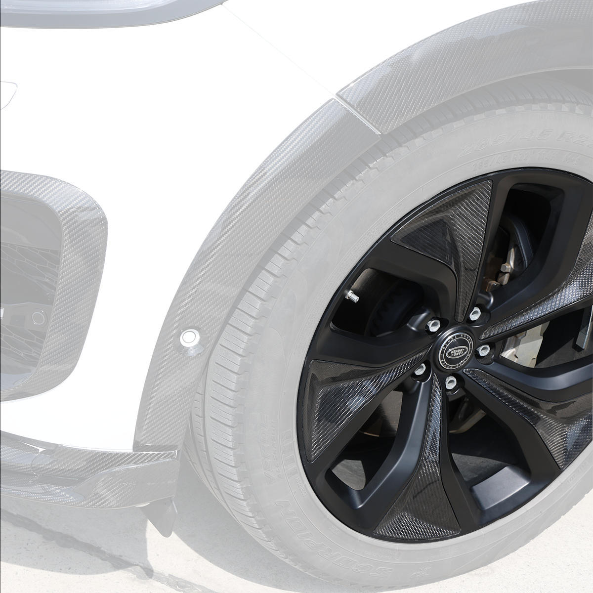 Close-up view of the forged alloy wheel for Range Rover Sport L461, highlighting the precision of the carbon fibre detailing and lightweight construction