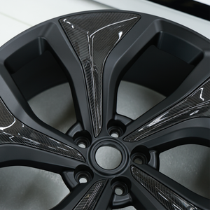 Close-up view of the forged alloy wheel for Range Rover Sport L461, highlighting the precision of the carbon fibre detailing and lightweight construction