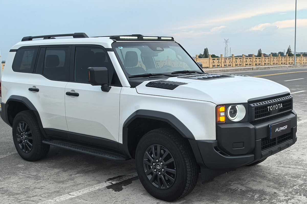 ABS Triple-Light Roof Lamp for LC250 - ABS Triple Roof Lighting Cover for Toyota LC250 – Glossy Black