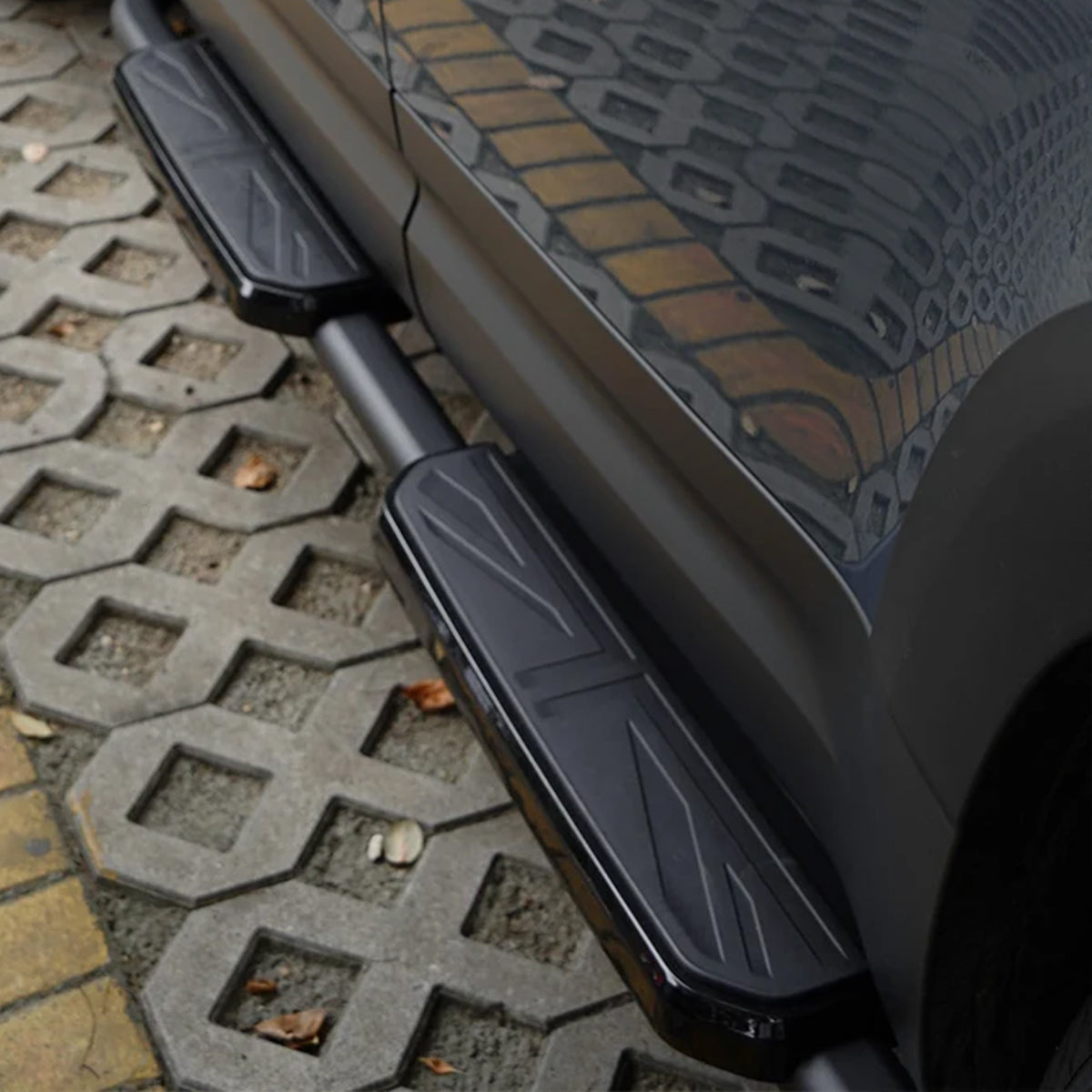 defender-110-l663-union-jack-aluminium-side-step-detail.jpg