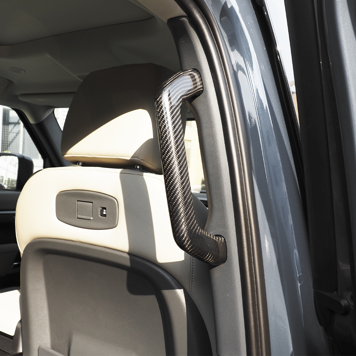 Easy Installation of Carbon Fiber Grab Handles for Defender 90/110/130 – No Drilling