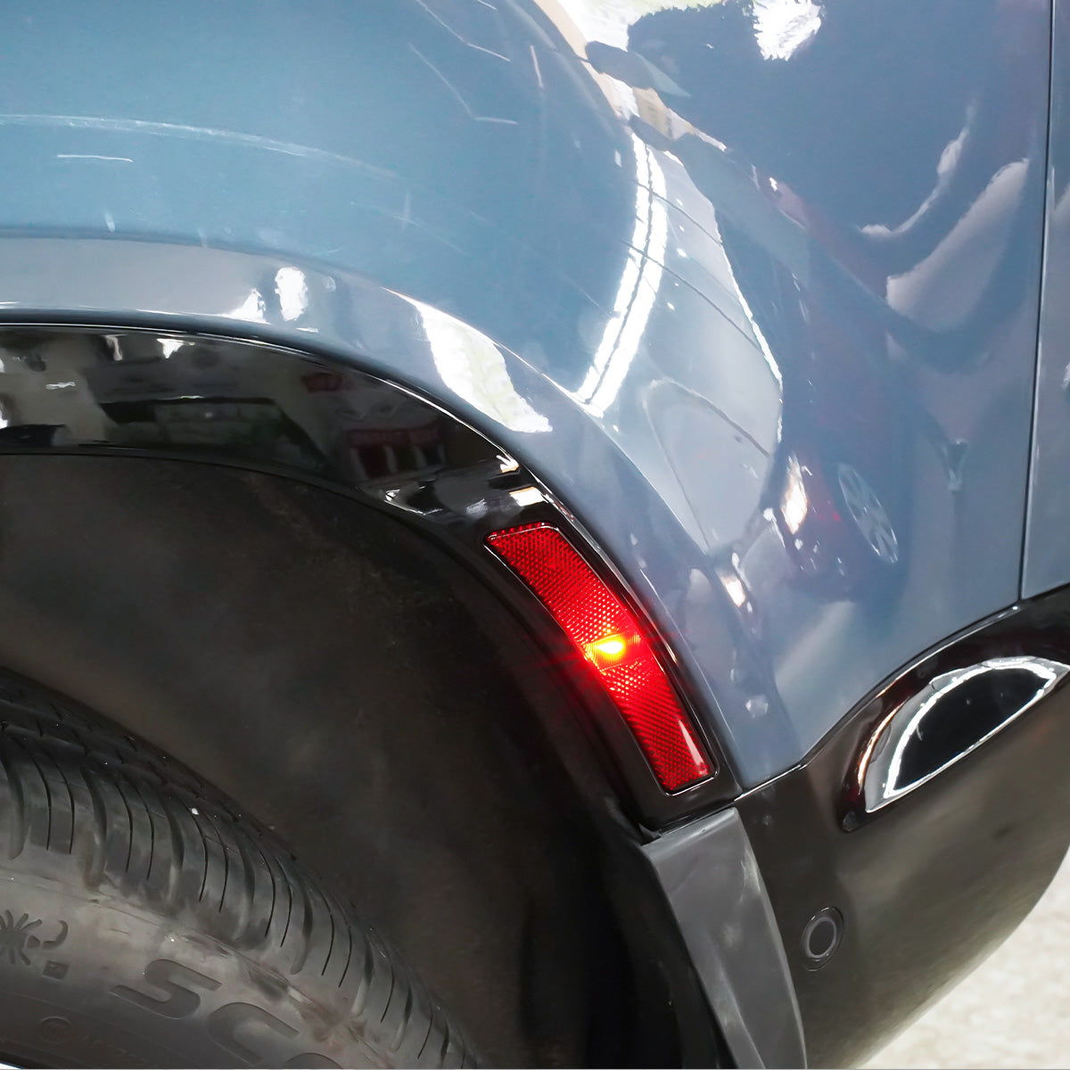 Defender 90/110 Fender Flare LED Installed Front Right Matte Black