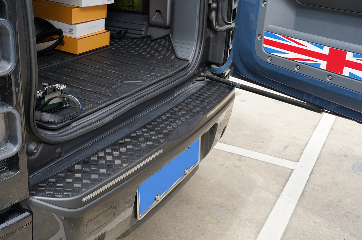 	Full-Width Rear Styling - Land Rover Defender 90/110 (L663) Rear Tailgate LED Light Bar – Full Width Carbon Finish, Dynamic Brake Effect