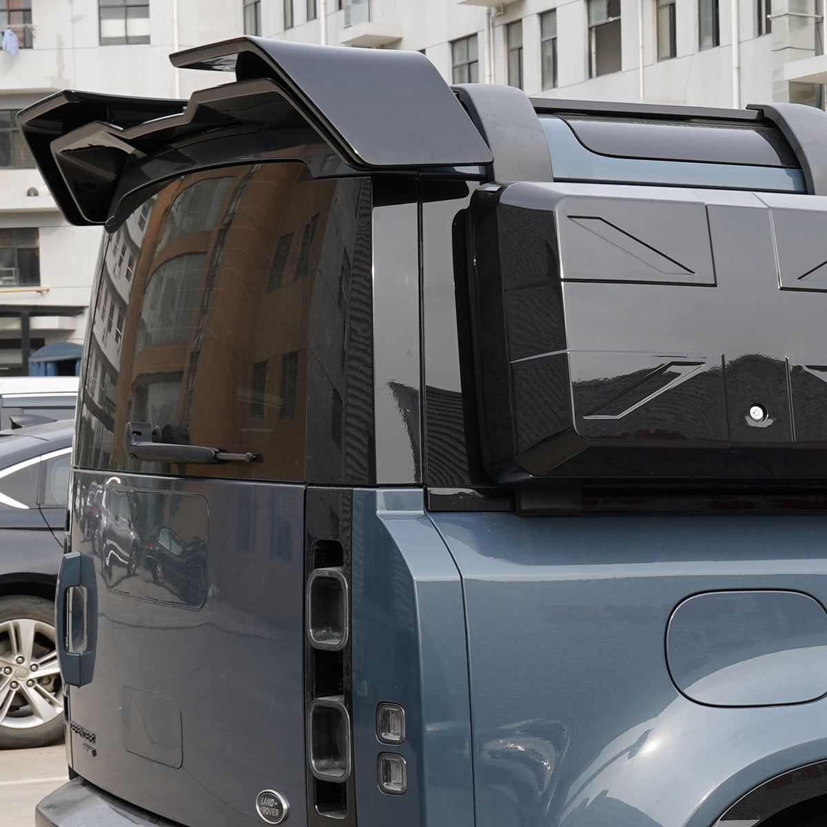 Aerodynamic effect of roof spoiler on rear profile of Defender 90/110 (L663)