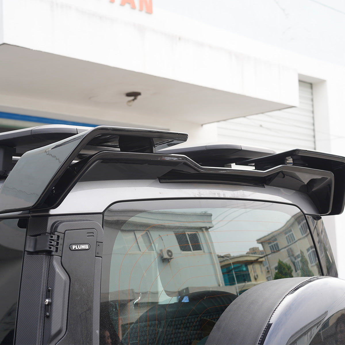 Close-up of installed gloss black ABS roof spoiler on Defender 90/110 (L663)