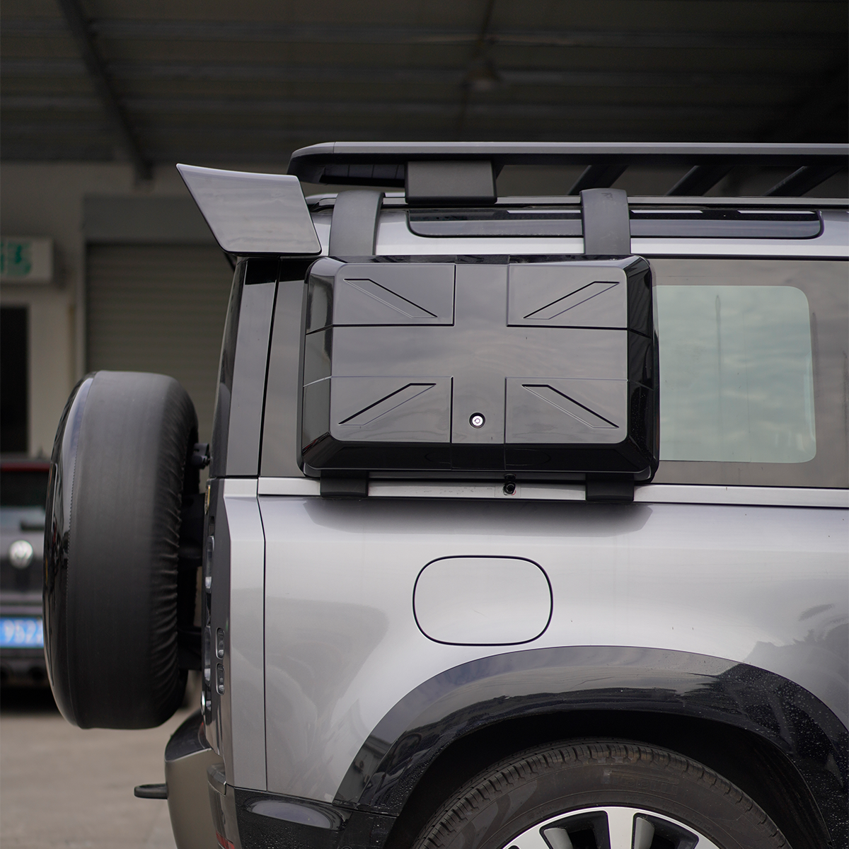 Rear view of Land Rover Defender 90/110 (L663) with double-layer roof spoiler installed
