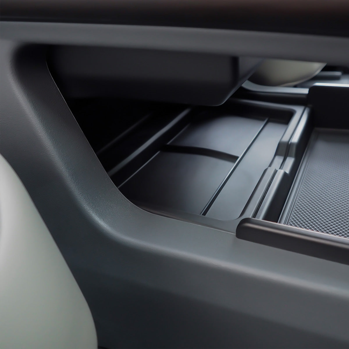 Organized central console with TPE mat installed in Land Rover Defender 90/110