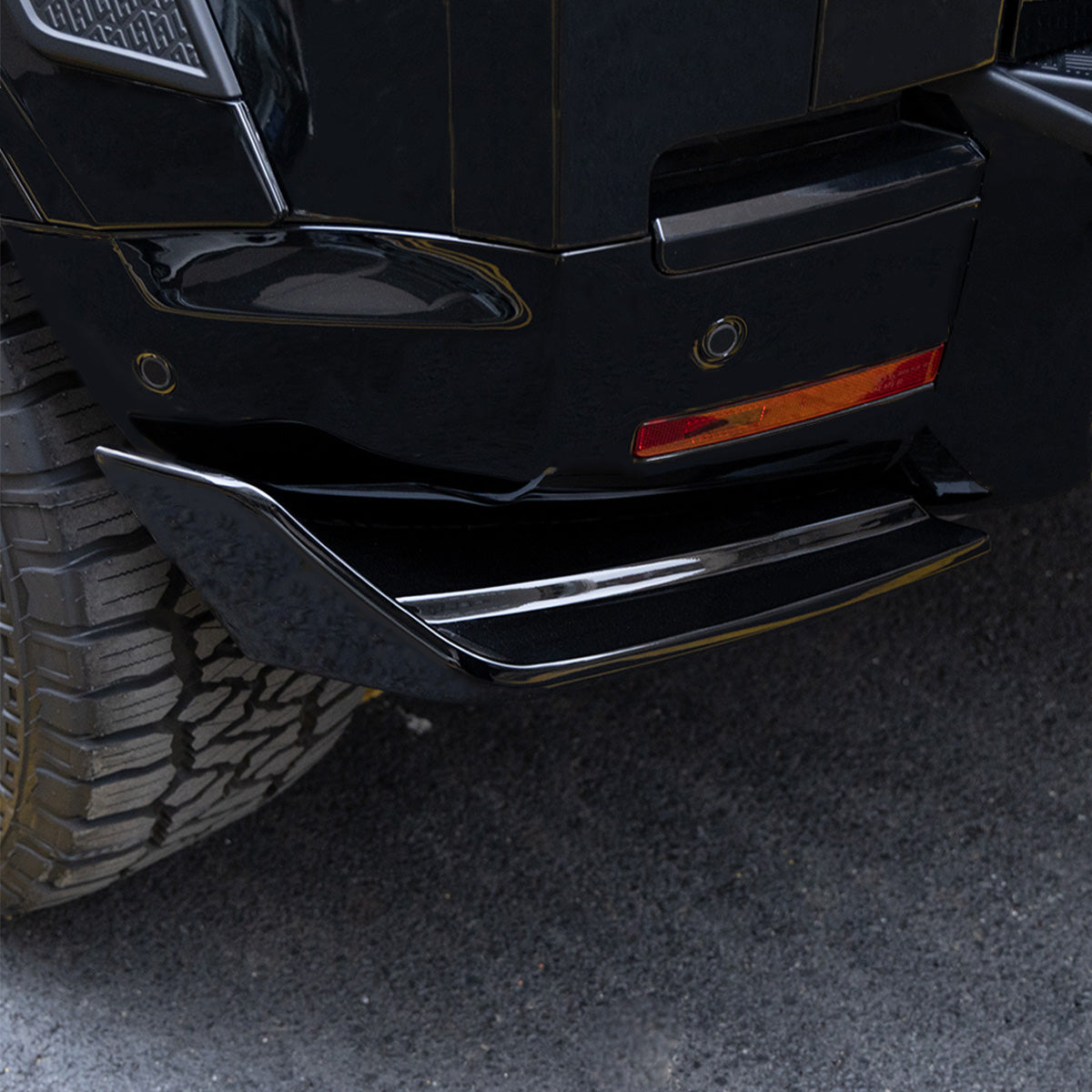 Rear bumper corner covers on vehicle for Land Rover Defender 90