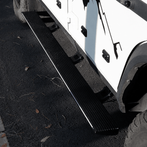INEOS Grenadier 2023–2025 fitted with PLOMOR electric side steps full vehicle view automatic running boards