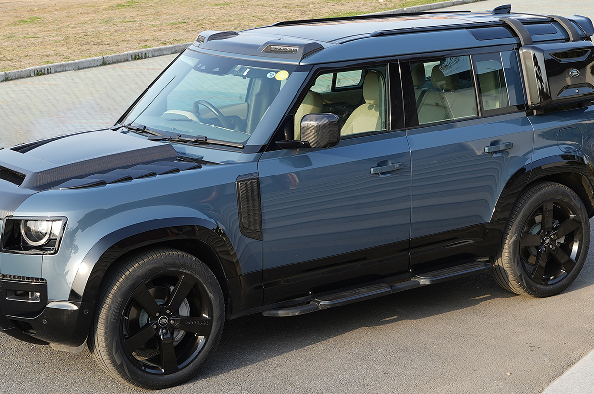 High-Strength Aluminium Build - PLOMOR Defender 90 Union Jack Aluminium Side Steps – Black/Silver Trim OEM Fit