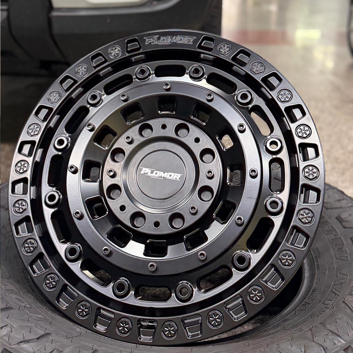 Internal bead-retention channel of PLOMOR beadlock-style wheel for Toyota LC250 keeping tyre seated when aired down