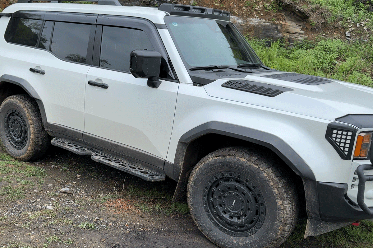 Magnesium-Aluminium Alloy, Aluminium & Plastic - PLOMOR Toyota Land Cruiser LC250 (2024-2026) Rugged Side Steps