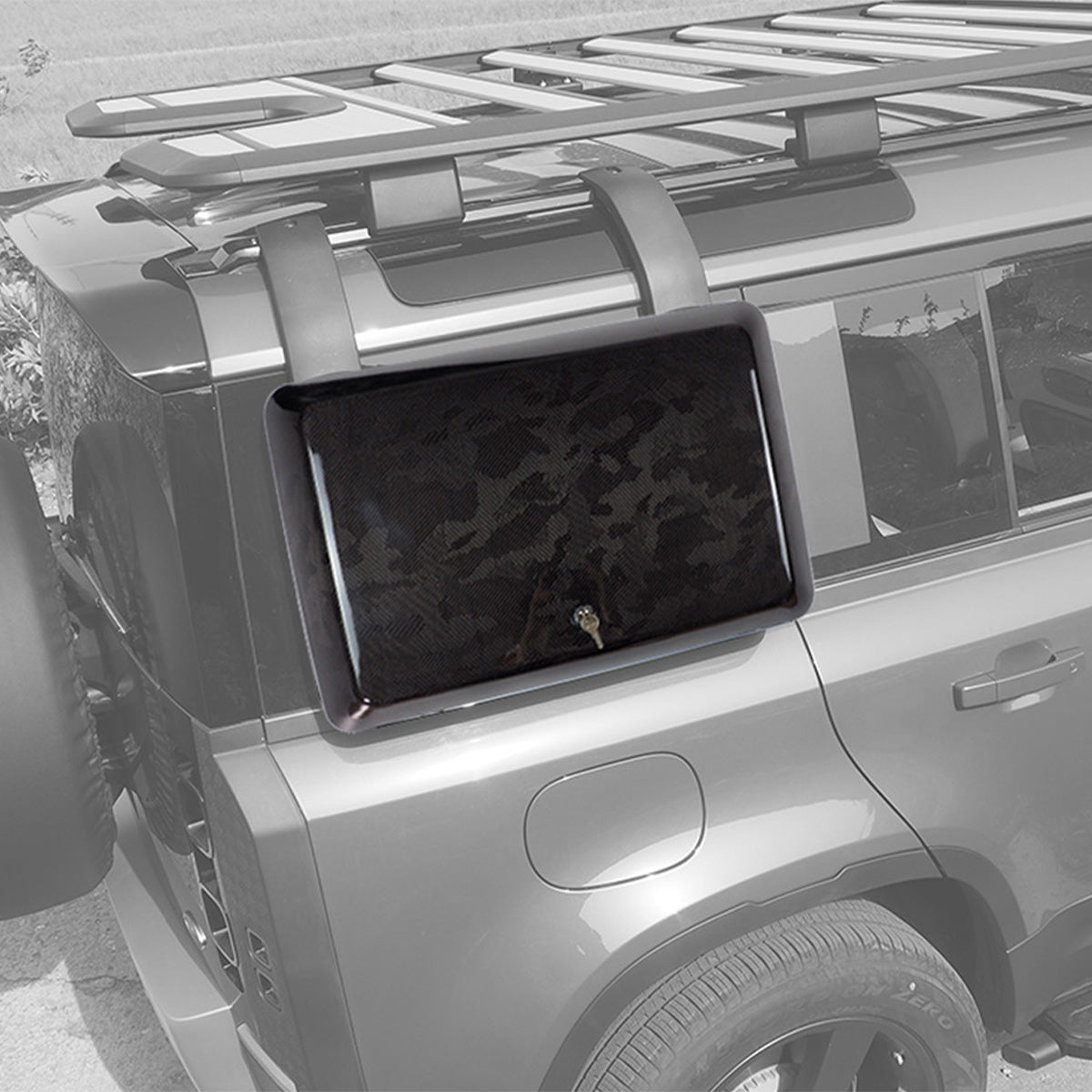 PLOMOR side storage box mounted on Defender with tools inside