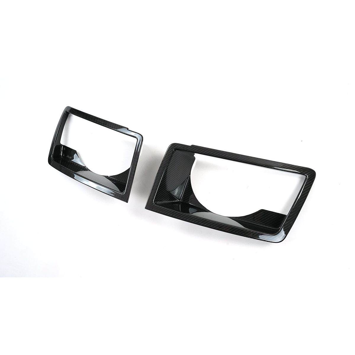 Durable, UV- and weather-resistant PLOMOR dry carbon headlight cover for Defender 90/110/130