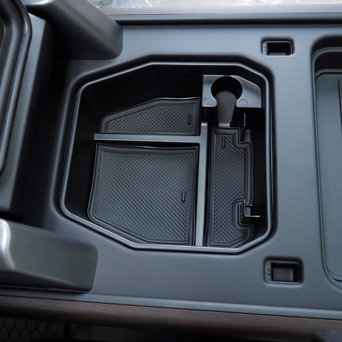 PLOMOR armrest storage box installed in Defender 90/110 L663