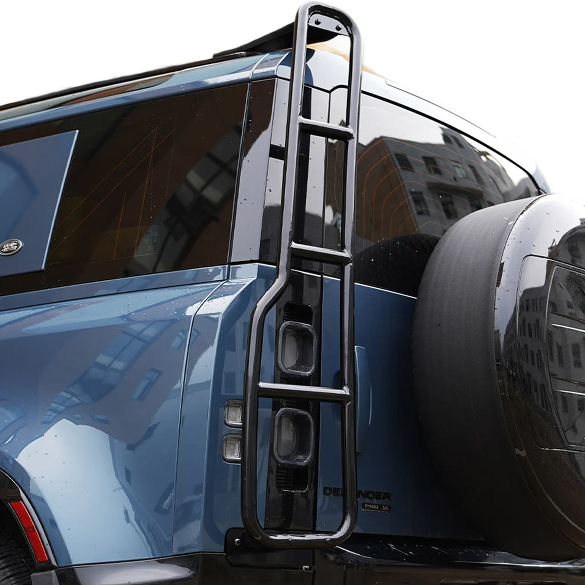 PLOMOR drill-free rear ladder installation for Defender L663