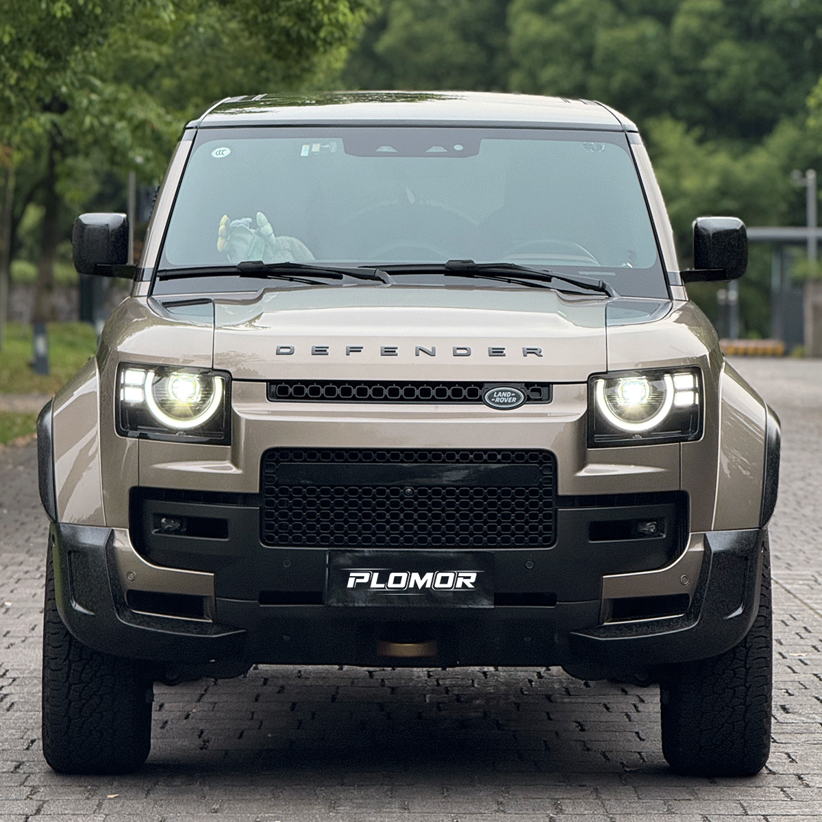 plomor-defender-octa-style-forged-carbon-front-lip-corner-extensions.jpg