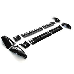 Side view of PLOMOR Gloss Black Side Moulding for Defender 90 / 110