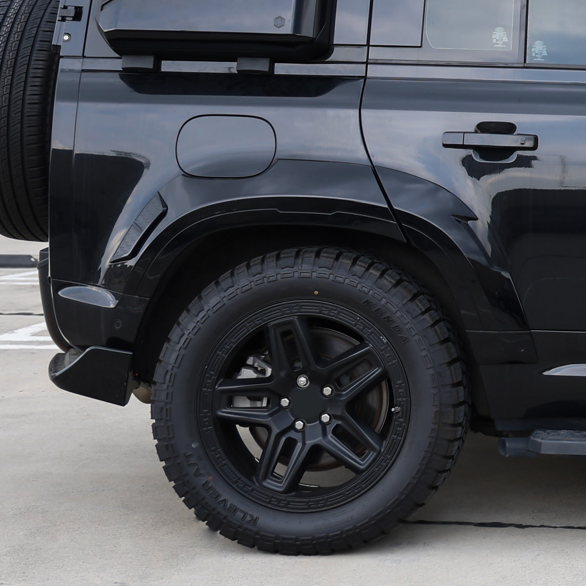 City driving view with installed alloy wheels on Defender