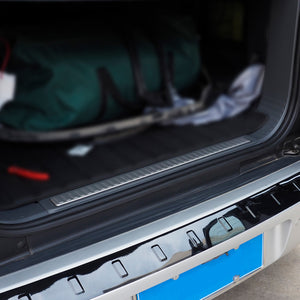 Rear tailgate guard fitted on Defender 110 – PLOMOR aluminium protector