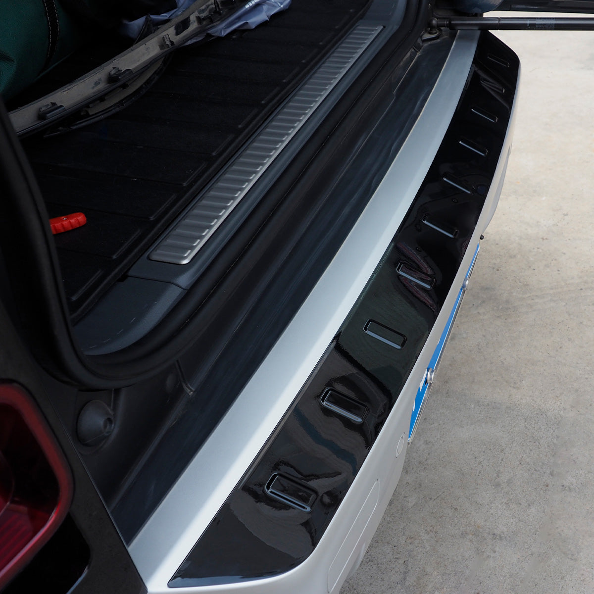 PLOMOR aluminium rear trunk sill protector installed on Land Rover Defender 90