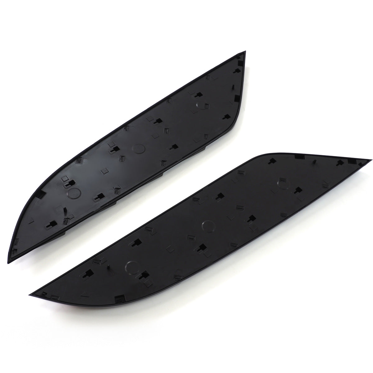 Angled view of PLOMOR Dual-Fin Hood Vent Trim on Defender 90 110 130