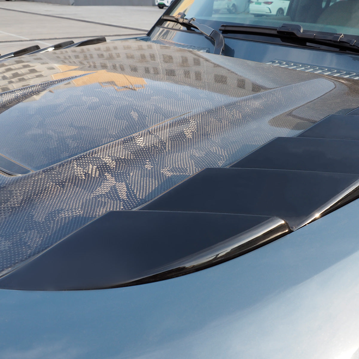 Angled View of PLOMOR Dual-Fin Hood Vent Trim on Defender 90 110 130
