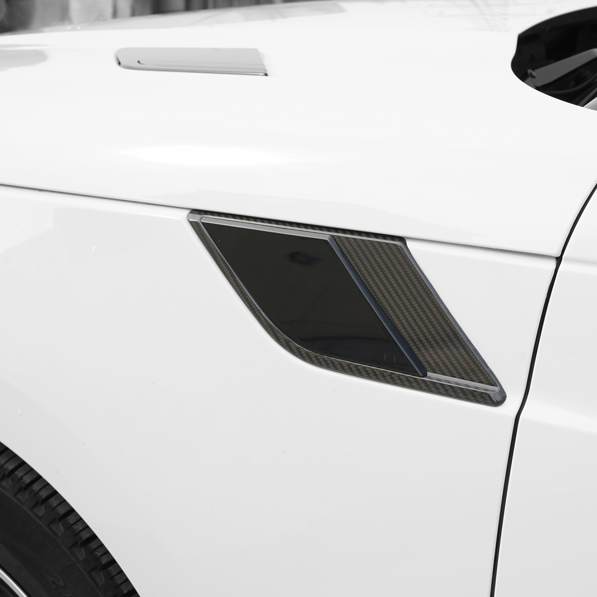 Aggressive look with carbon fiber side vent installed on Range Rover Sport L461