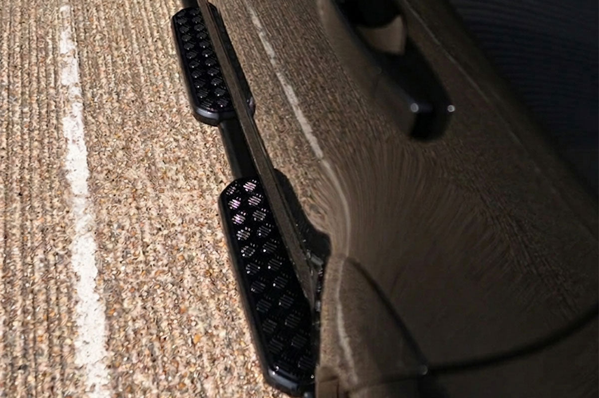 Premium aluminum construction - PLOMOR L663 Land Rover Defender Side Steps – Aluminum Gloss Black Chequer-Plate