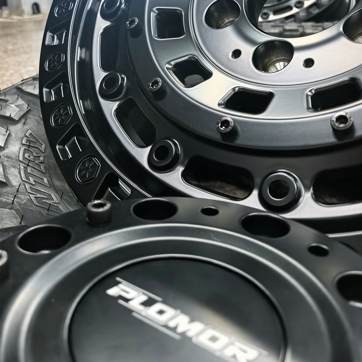 PLOMOR LC250 18-inch forged wheel front view