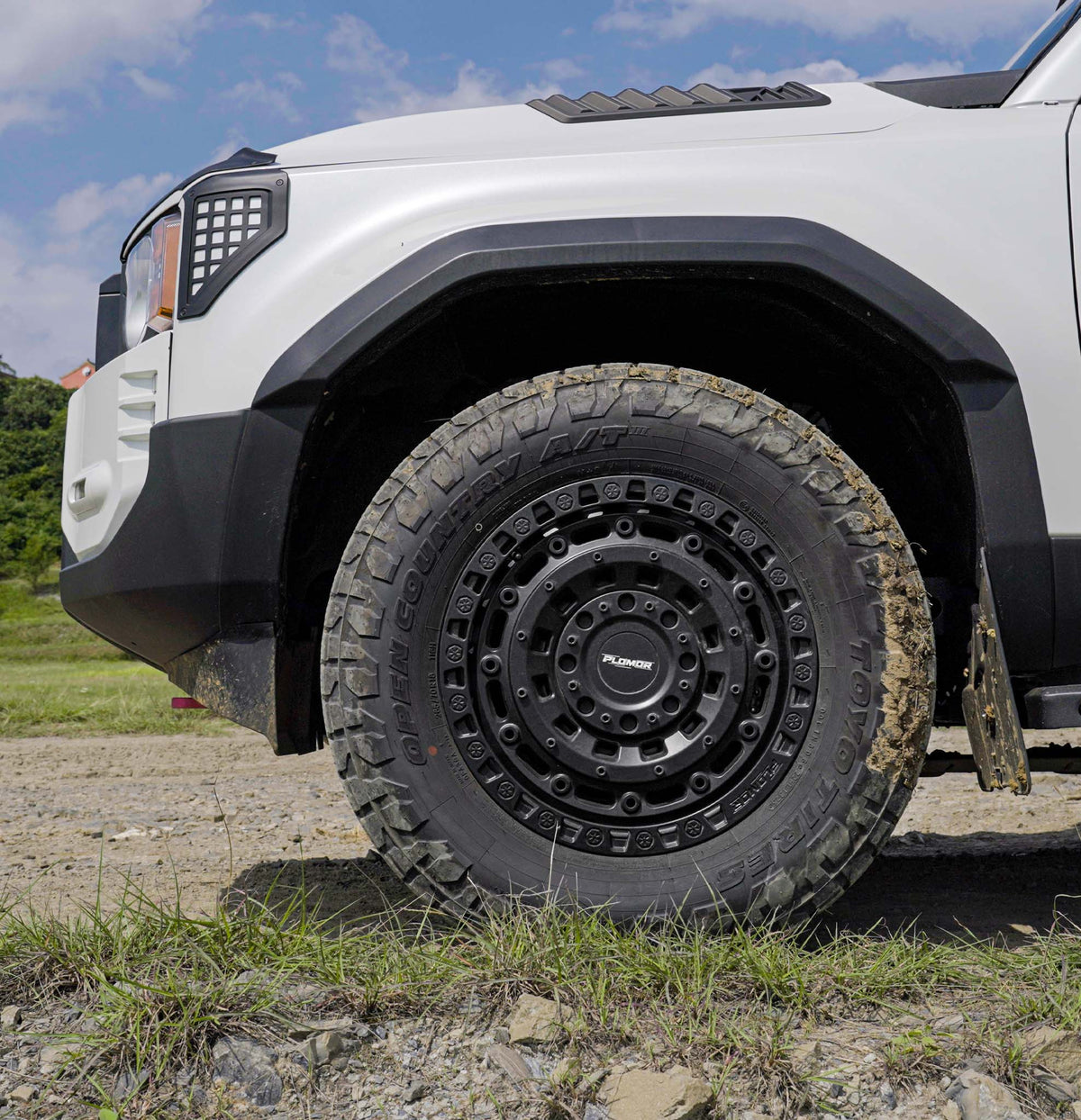 PLOMOR LC250 forged beadlock-style wheel angled view