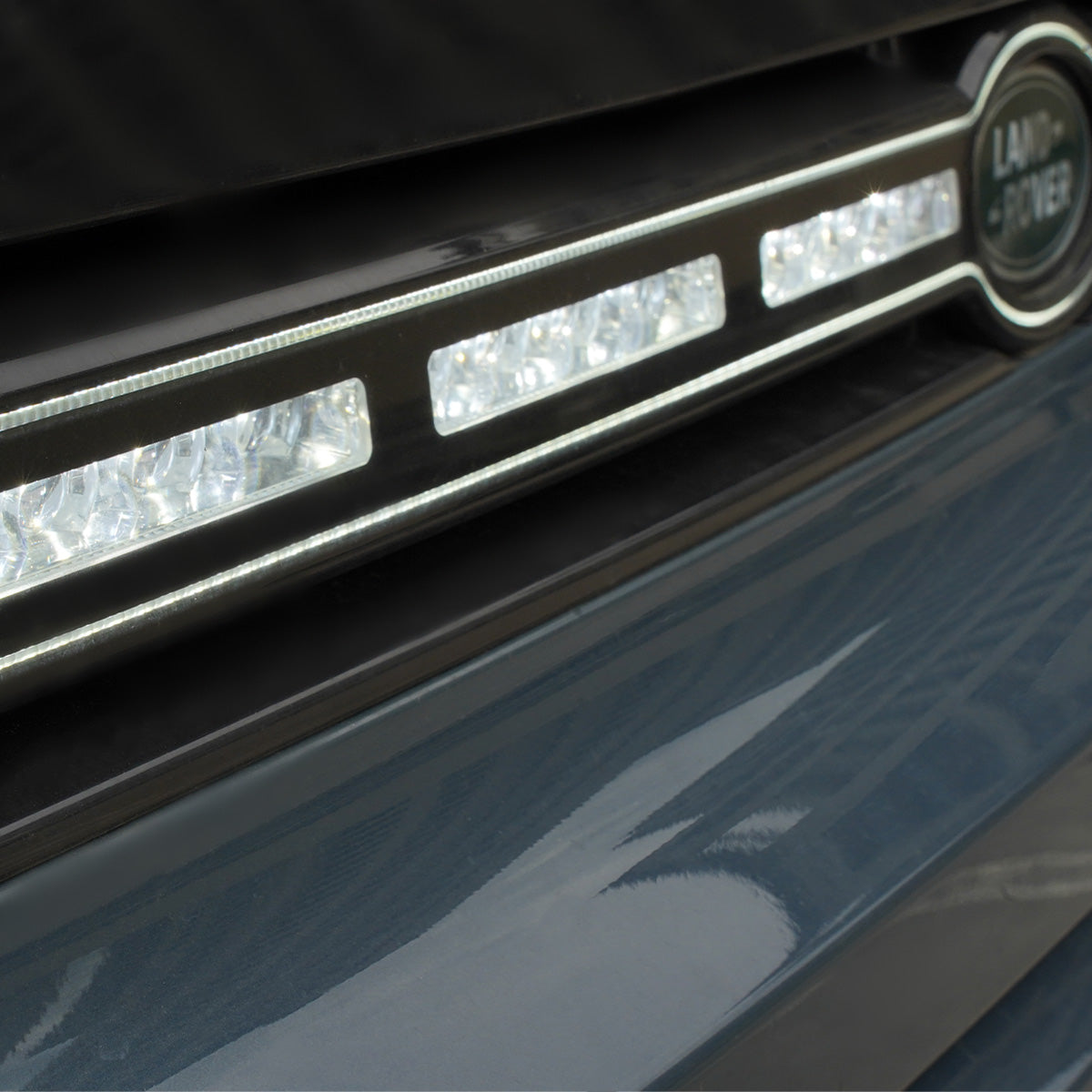 Side view of PLOMOR LED grille installed on Defender 130