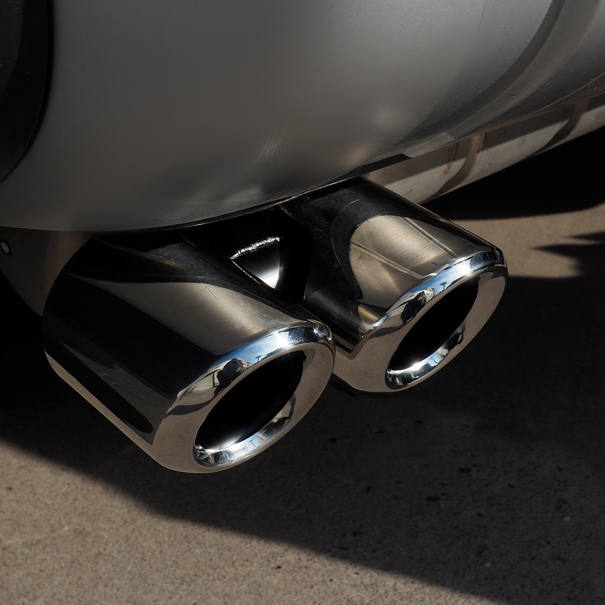 PLOMOR Quad Exhaust Tips Installed on Land Rover Defender 110