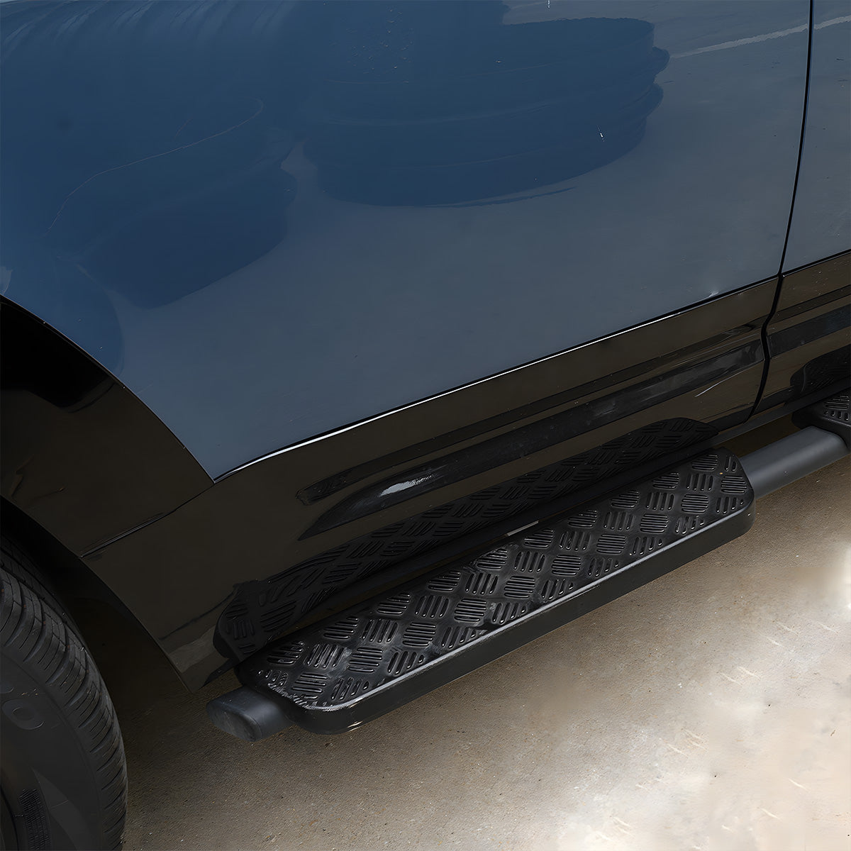 PLOMOR running boards installed Defender off road stance view