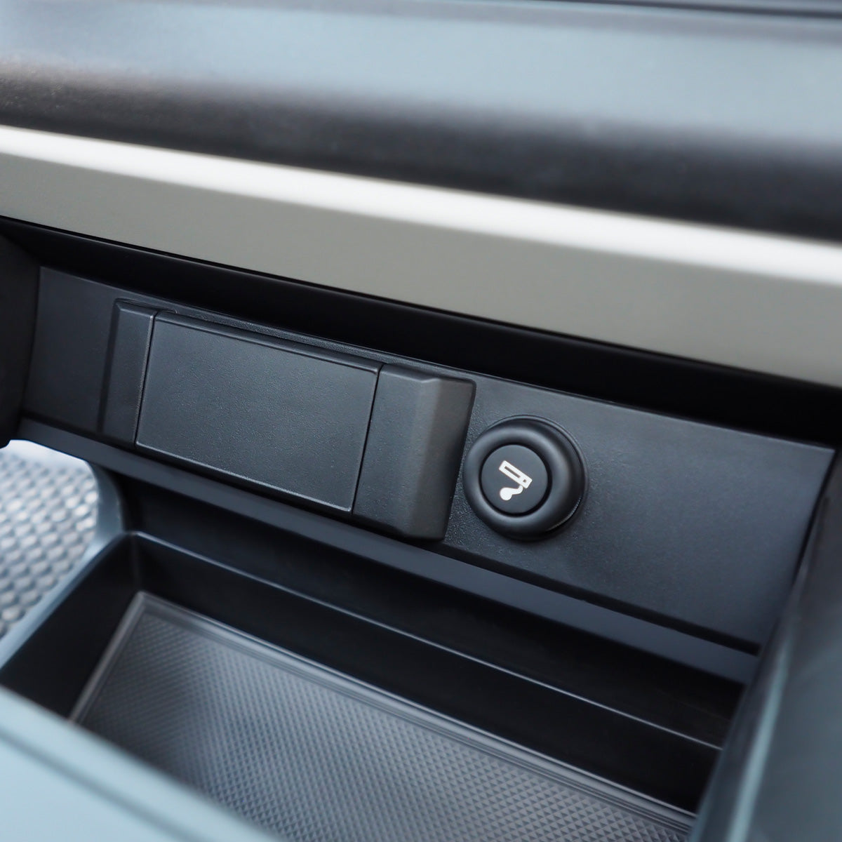 PLOMOR USB Cover Access in Defender Interior